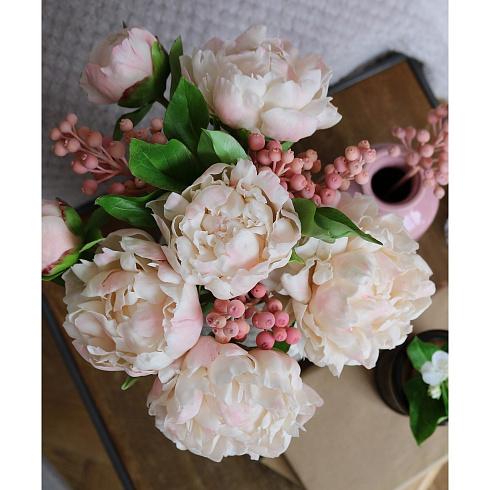 Цветы из холодного фарфора Jardiz Пудровые пионы с ягодками Peony