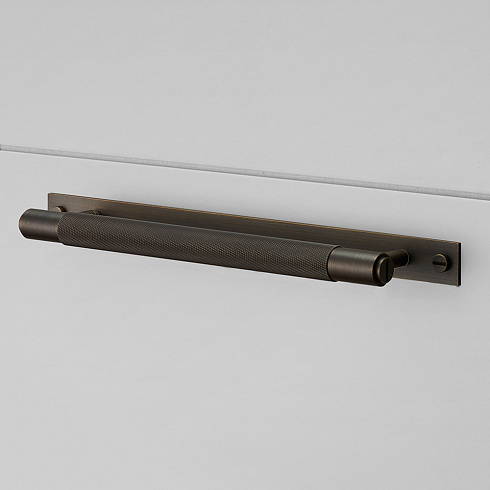Ручка-скоба Buster and Punch Pull Bar Plate Cross Smoked Bronze Bar UK-PB-HP-160-SM-A