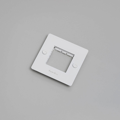 Рамка Buster and Punch 1G white logo Plates and Modules CPL-142009