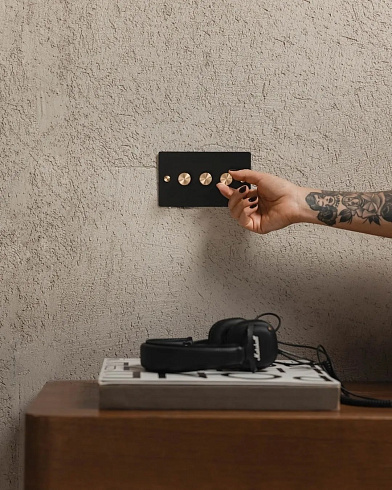 Диммер Buster and Punch 3G Cross Smoked Bronze/brass Switches UK UK-DI-CO-3G-LED-SM-BR-A