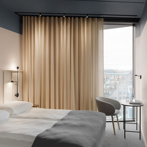 Настенный светильник Vibia Pin 1685 Black Pin 168511/10
