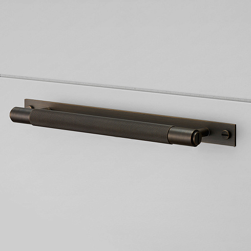 Ручка-скоба Buster and Punch Pull Bar Plate Cross Smoked Bronze Cross UK-PB-HP-360-SM-A