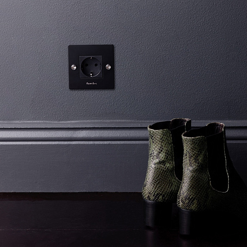 Розетка Buster and Punch 1G Schuko Type F black Sockets CSC-023786