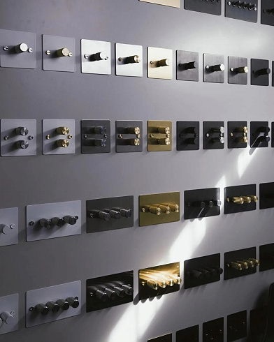 Диммер Buster and Punch 4G Cross Smoked Bronze/brass Switches UK UK-DI-CO-4G-LED-SM-BR-A