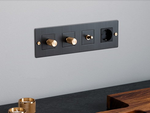 Рамка Buster and Punch 4G Vertical with infils black Plates and Modules CPL-022401