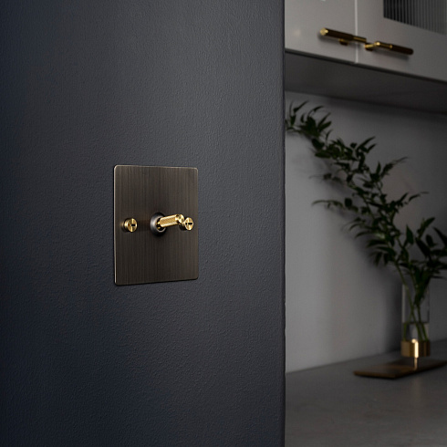 Переключатель Buster and Punch 1G Intermediate Toggle Black Switches UK UK-TO-CO-INT-BL-A
