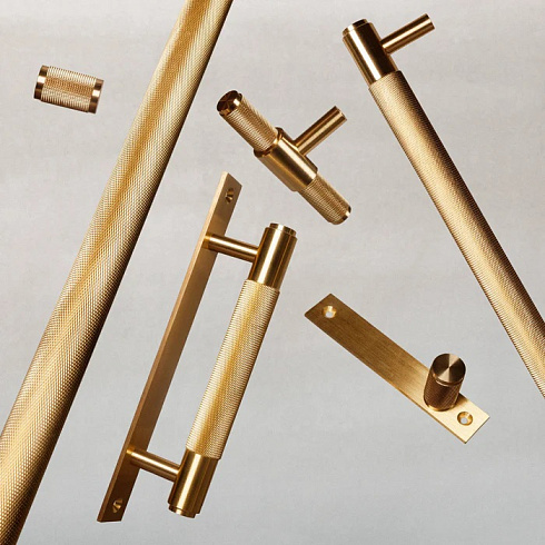 Ручка-скоба Buster and Punch Pull Bar Plate Cross Brass Cross UK-PB-HP-360-BR-A          
