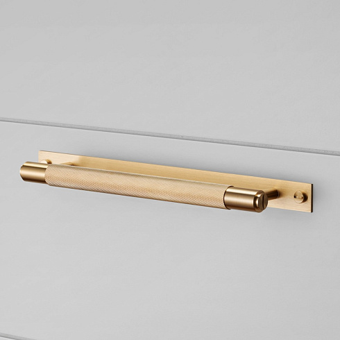 Ручка-скоба Buster and Punch Pull Bar Plate Cross Brass Cross UK-PB-HP-260-BR-A               