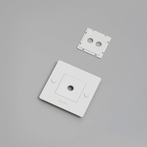 Рамка Buster and Punch 1G Horizontal with Infills White logo Plates and Modules CPL-141989