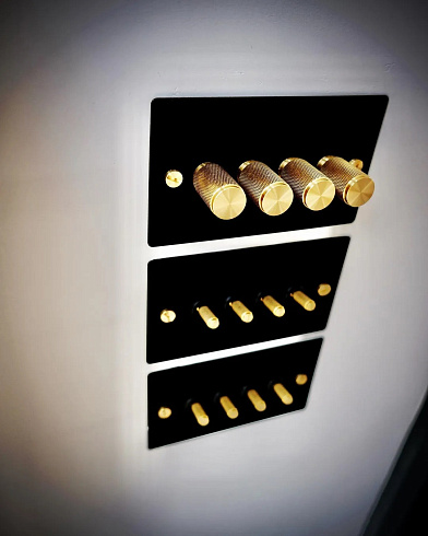 Диммер Buster and Punch 4G Cross Black/brass Switches UK UK-DI-CO-4G-LED-BL-BR-A