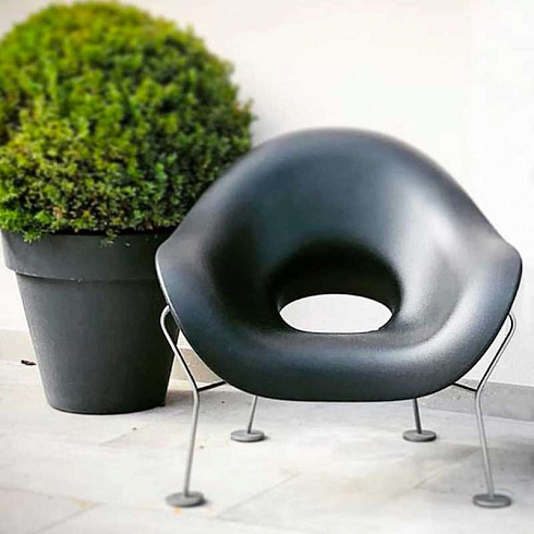Уличное кресло Qeeboo Pupa Powder Coat Black Pupa 60001BL-PC