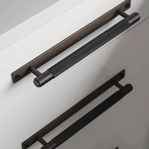 Ручка-скоба Buster and Punch Pull Bar Plate Cross Smoked Bronze Cross UK-PB-HP-260-SM-A